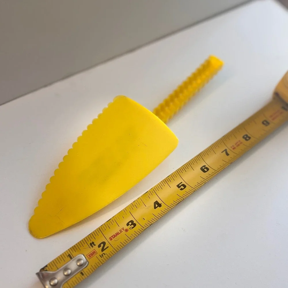 Pangburn Oil Co. Tuscola IL Yellow Plastic‎ Cake Server Serverware
